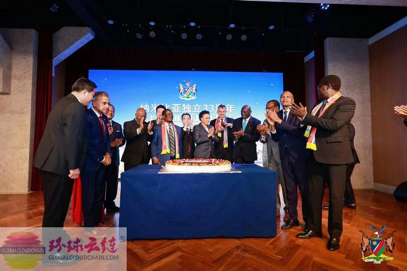 1納米比亞駐華大使伊萊亞·喬治·凱亞莫閣下與各國駐華大使、公使分享納米比亞獨(dú)立33周年國慶日紀(jì)念蛋糕,分享勝利日的喜悅與榮光!.jpg